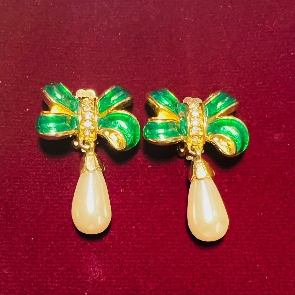 VGC - Vintage -Signed - Weingeroff Gold tone Green Bow Rhinestone Pearl Earrings